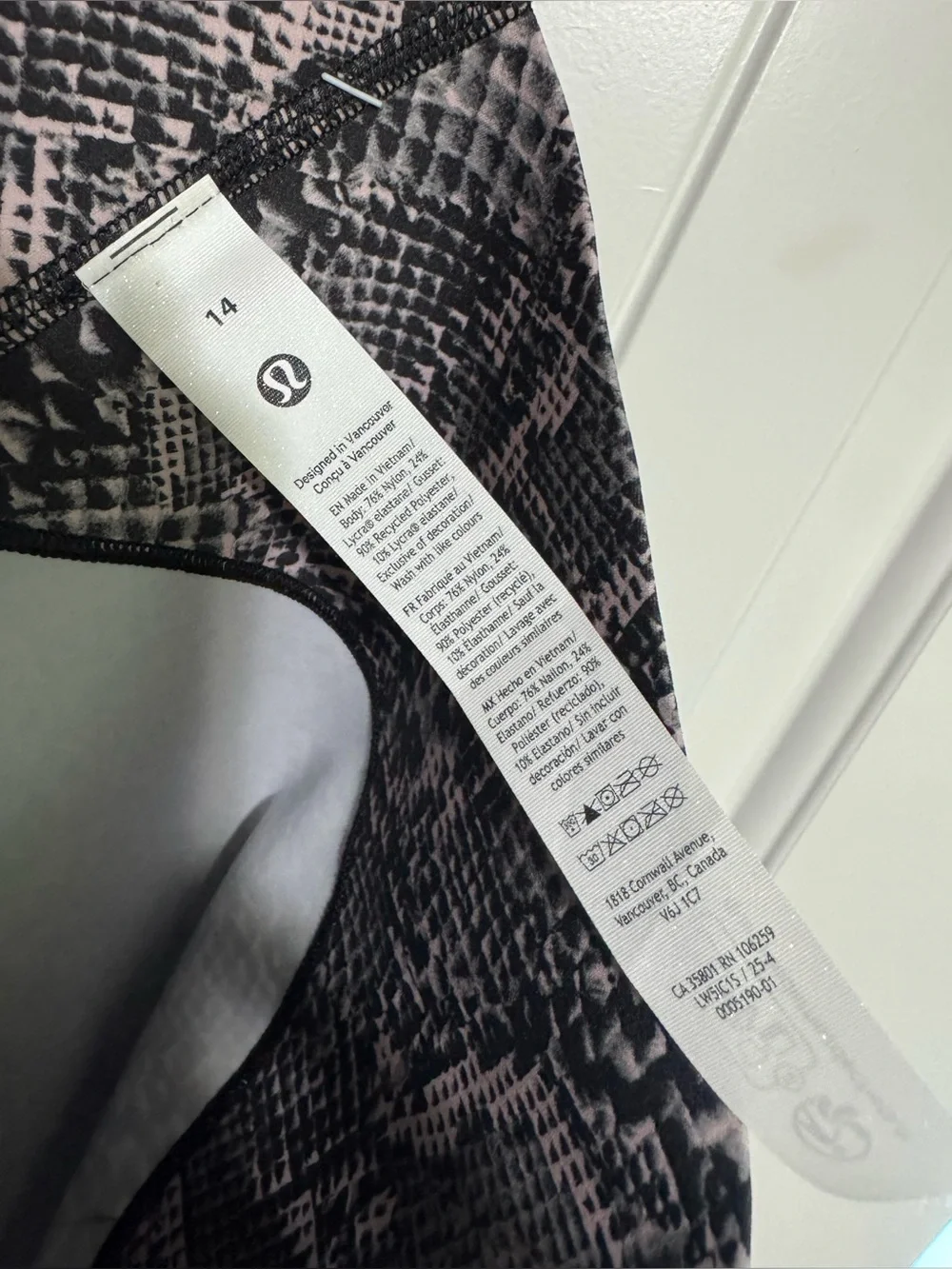 Lululemon Snake-Print GLOW UP SHR Leggings in Black and Pink SZ 14 28” NWT